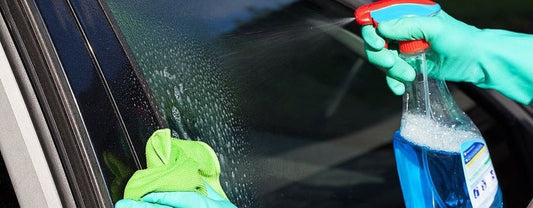 Autoruit schoonmaken: 7 tips voor streeploos zicht (binnen & buiten)